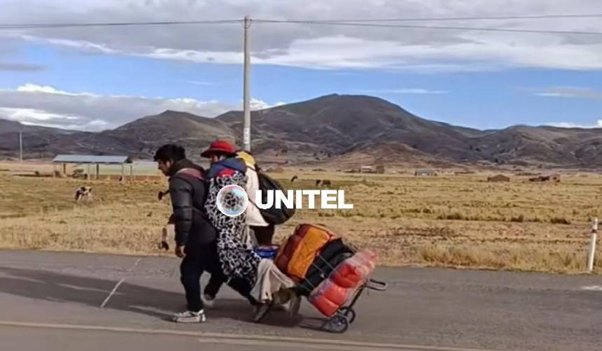 Bloqueos obligan a una pareja de ciegos a caminar por la carretera mientras cargaba a su hijo y su equipaje