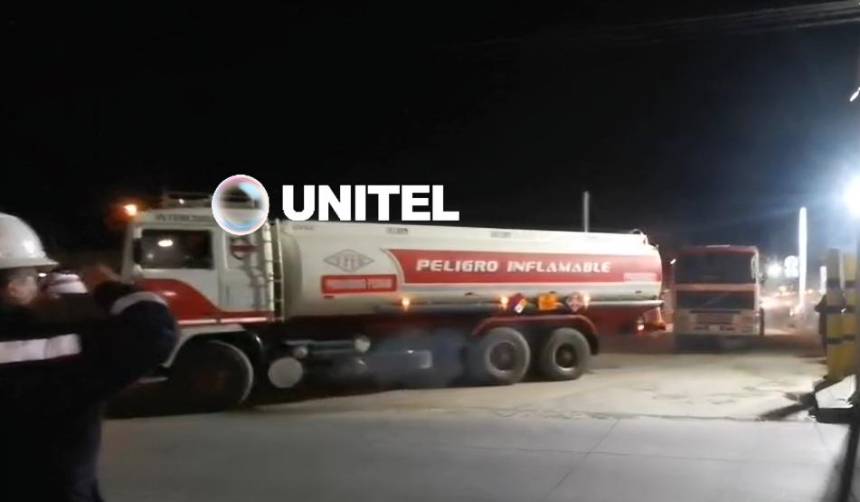 Cisternas con combustible salen de Senkata rumbo a surtidores de La Paz y El Alto