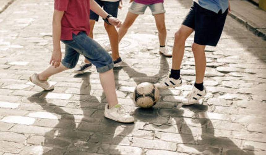 Niño corre tras una pelota en plena avenida y el desenlace es fatal 