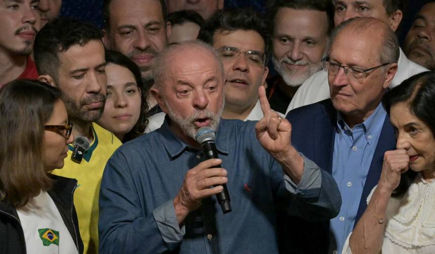 Lula anuncia regulación de las redes sociales y promete una IA brasileña