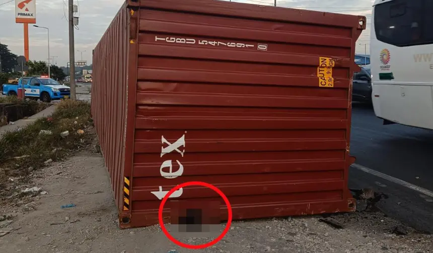 Esperaba transporte: Mujer muere aplastada por el contendor de un camión que se soltó cuando circulaba por la vía