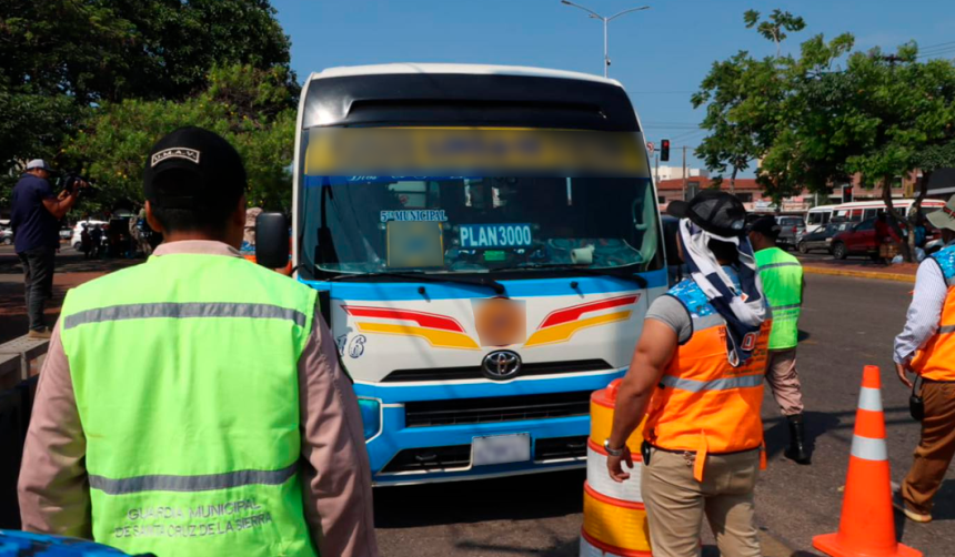 Concejal denuncia que la Alcaldía cruceña no controla a micros que cobran Bs 2,50