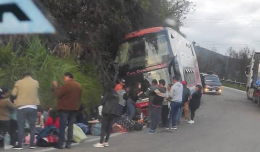 Un muerto y varios heridos deja el choque de un bus contra una peña en la ruta Cochabamba - Santa Cruz 