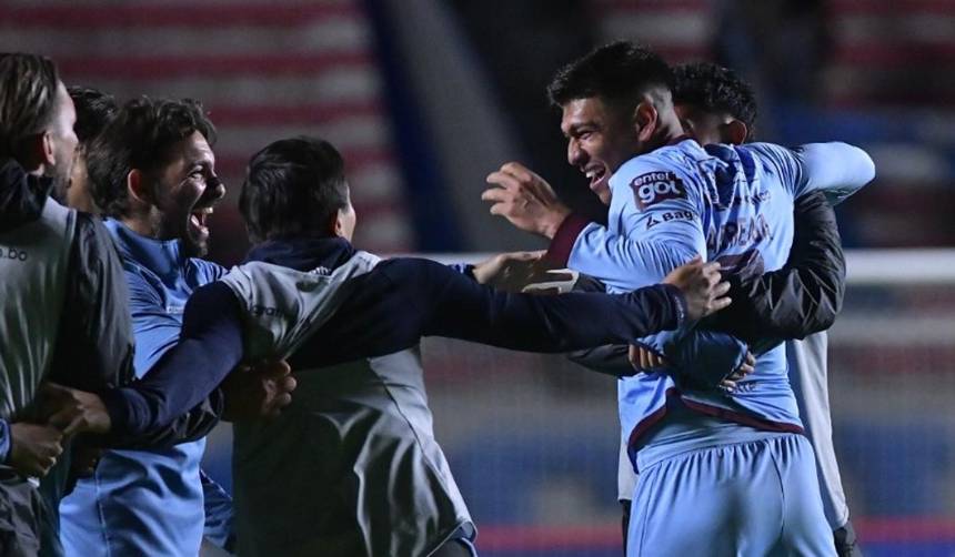 Bolívar logró un sufrido triunfo ante FC Universitario para liderar el torneo solitario