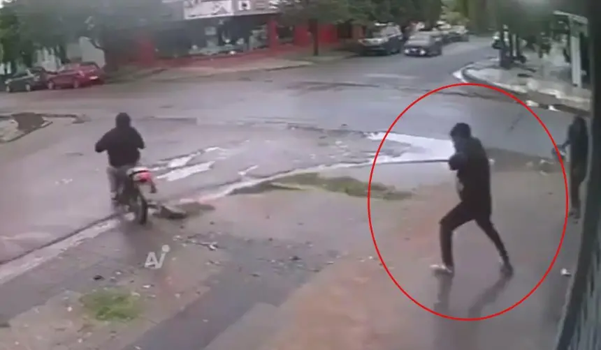 Video: Una mujer arrojó agua hirviendo a un delincuente que ingresó a robar a su negocio 