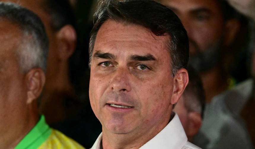 Flávio Bolsonaro dice que un juez de Brasil le ordenó entregar su pasaporte 