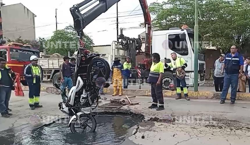 Video: Así rescataron una moto que cayó a un hueco con aguas residuales en Cochabamba 