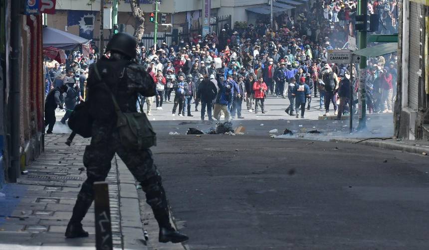 Policía gasifica a marchistas que intentan rebasar uno de los anillos de seguridad de la plaza Murillo 