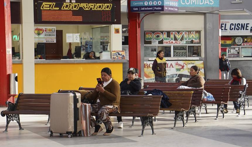 La Paz: Reportan que la salida de buses se redujo al 50% debido a las filas por diésel 