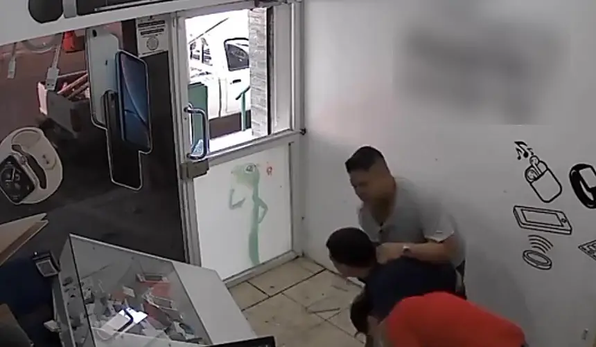 Video: Entró a robar a una tienda de celulares y terminó pidiendo auxilio por la golpiza
