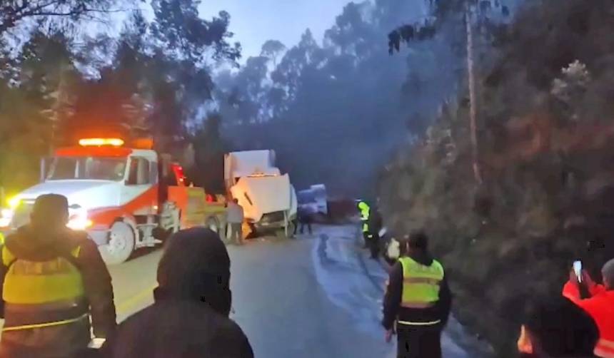 Tráiler vuelca en la ruta nueva Cochabamba – Santa Cruz y provoca el cierre temporal del tránsito en Colomi