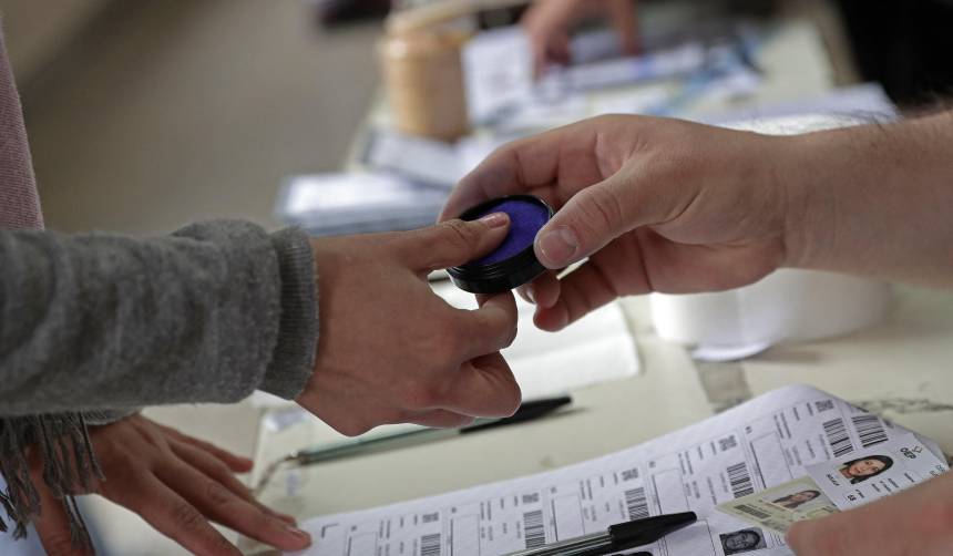 Tercera encuesta nacional: Sube nuevamente el voto indeciso y nulo; reduce levemente el blanco