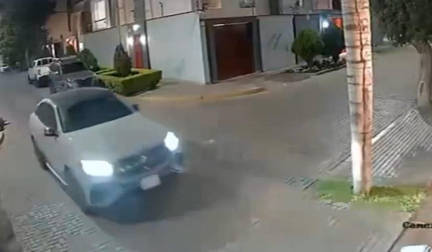 Imágenes fuertes: Mujer atropella a un guardia de seguridad y le pregunta ¿qué pasó?