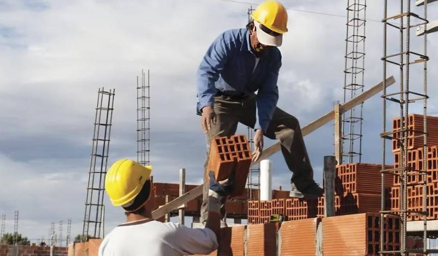Constructores sobre el nuevo régimen del diésel: “La aplicación del decreto ha significado la paralización de varias obras”