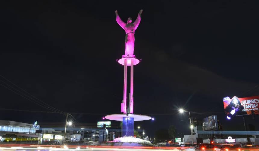 Santa Cruz se tiñe de rosa: iluminan el Cristo y la plaza 24 de Septiembre para promover la prevención del cáncer de mama
