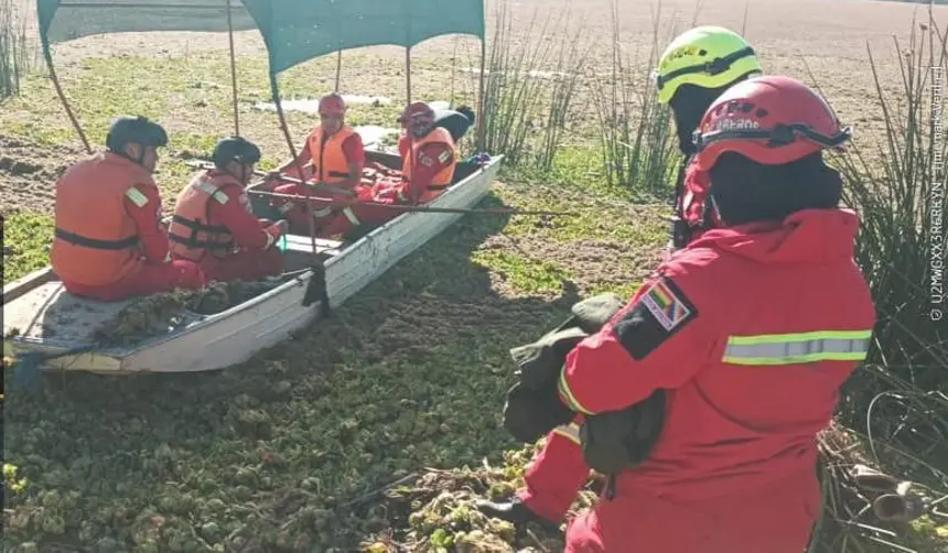 Bomberos buscan a una persona que se presume desapareció tras ingresar a la laguna Alalay