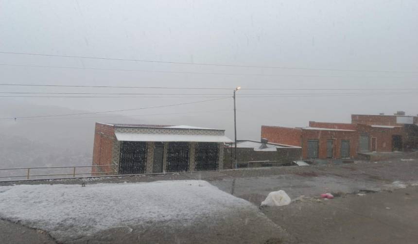 El Alto luce su poncho blanco; la nevada cae desde la noche del domingo y afecta el flujo de los vuelos