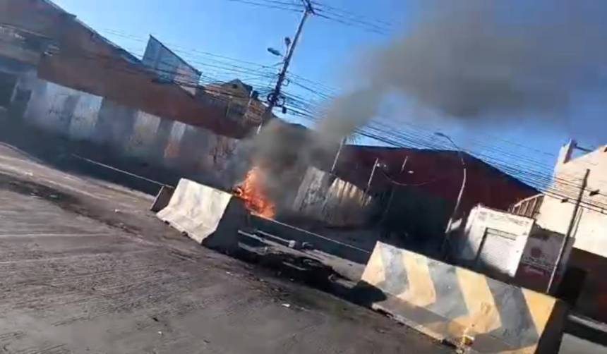 Denuncian que bloqueadores en El Alto quemaron la moto de un hombre que salió a comprar alimentos para su familia