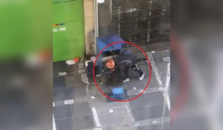 Video: Denuncian que un hombre con casco de minero robó en el puesto de un lustrabotas