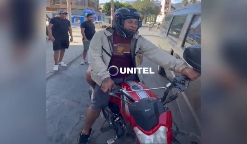 Video: Mujer es golpeada por su pareja en vía pública y testigo propina un puñete al agresor