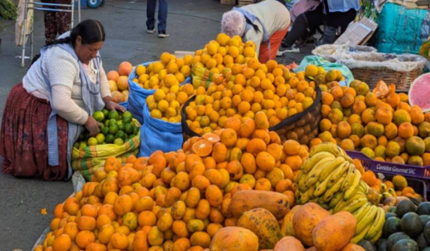 Falta de diésel provoca alza en el precio de las frutas en un mercado de La Paz, dicen comerciantes 