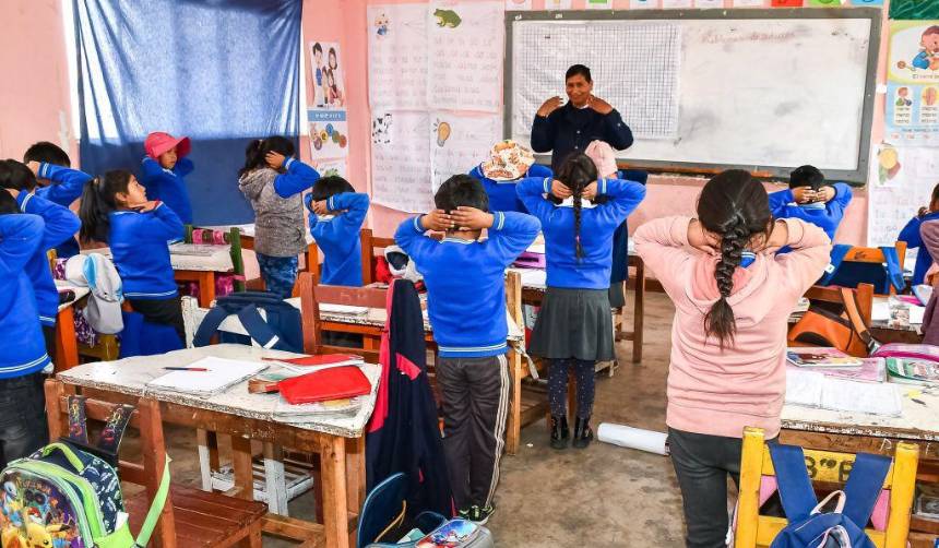 Este lunes comienzan las clases “sin celulares”; Paz inaugurará la gestión escolar en Copacabana 
