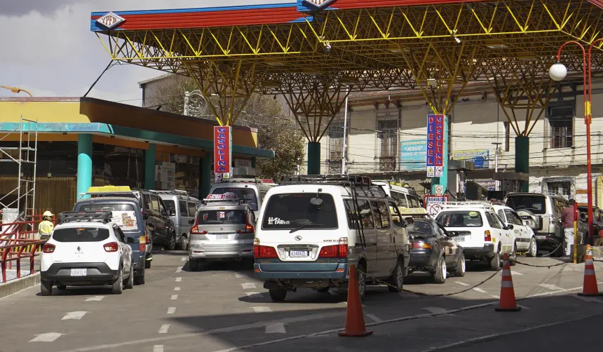 Choferes marcharán este miércoles desde El Alto a La Paz en contra de la escasez de combustible y el alza de precios 