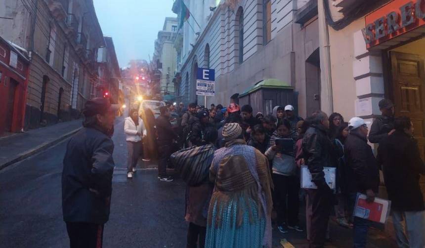 Largas filas y reclamos persisten en el Sereci de La Paz este miércoles, en medio de las inscripciones escolares