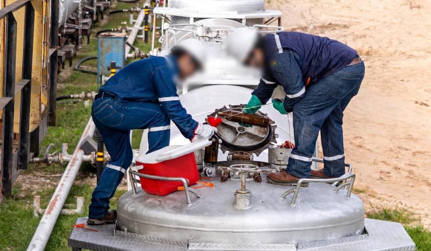 Gobierno dice que identificó a personal de YPFB y la ANH presuntamente implicado en desvío de combustible 
