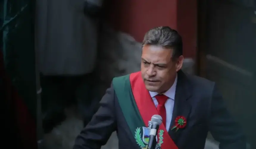 Gobernador de La Paz dice que es necesario levantar la subvención ante filas por diésel