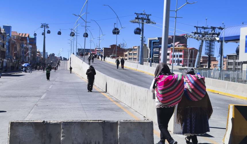 Viajeros dicen que recorren largas distancias para llegar al aeropuerto de El Alto debido a los bloqueos