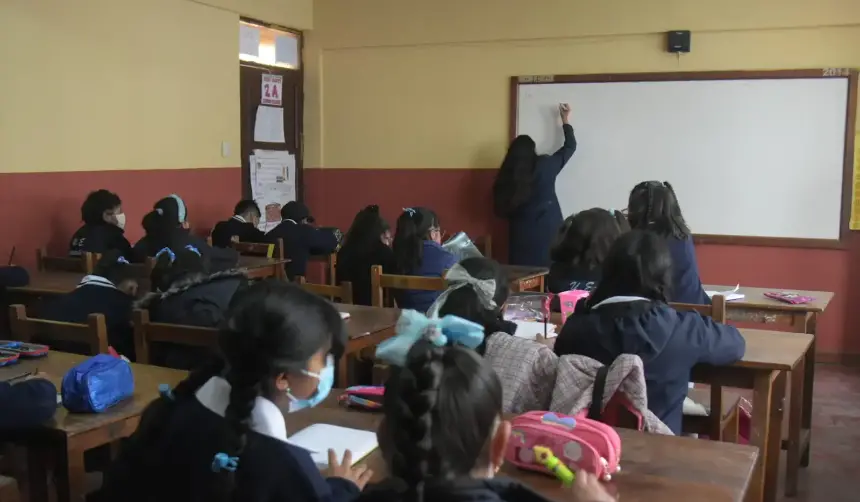 Clases vuelven a modalidad presencial desde este martes, anuncia el Gobierno