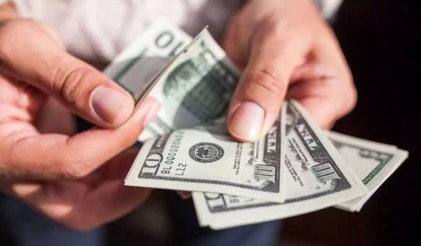 Microempresarios denuncian que la subida del dólar incrementa el precio de la materia prima