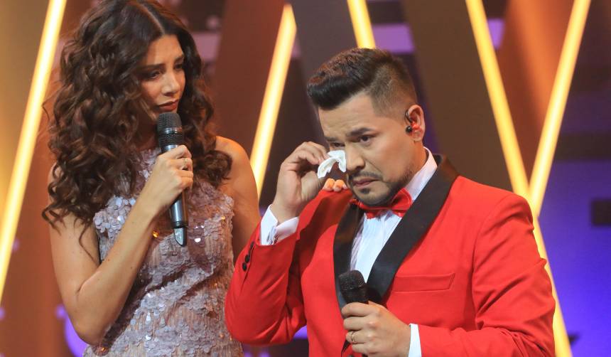 Rodrigo Tapari no se contiene y se quiebra en el escenario al recordar a su mamá 
