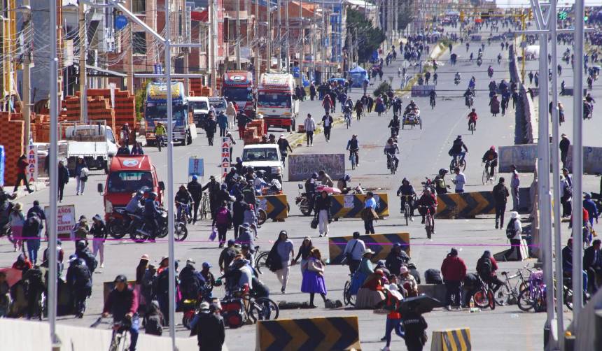 Suman más de 90 bloqueos en siete departamentos en el día 33 de conflictos