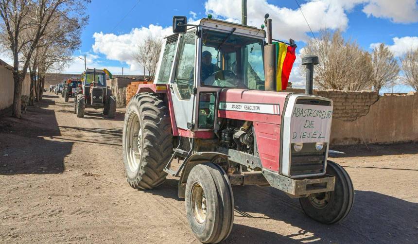 Tractoristas del altiplano paceño denuncian restricciones para comprar diésel y advierten riesgo para la cosecha