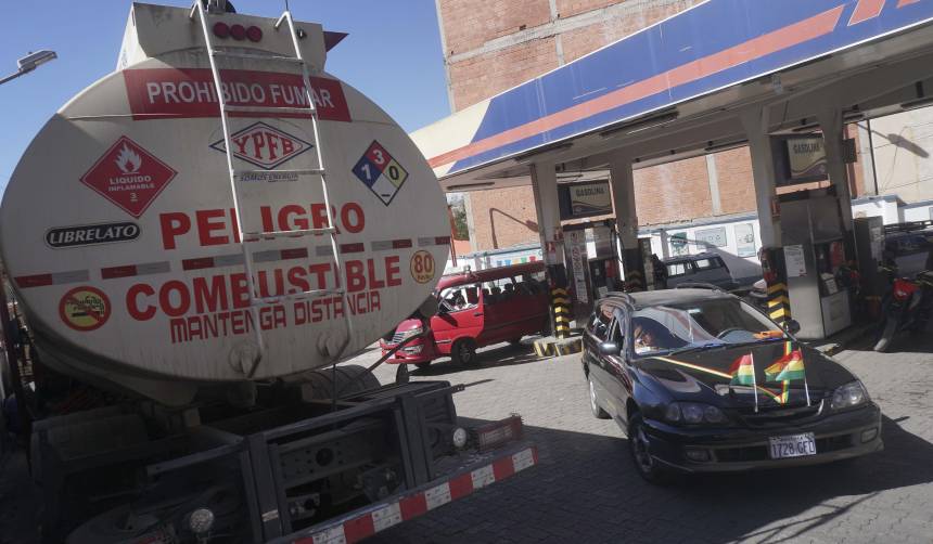 Filas por combustible: Gobierno dice que no es por falta de divisas y apunta a la subvención y problemas logísticos