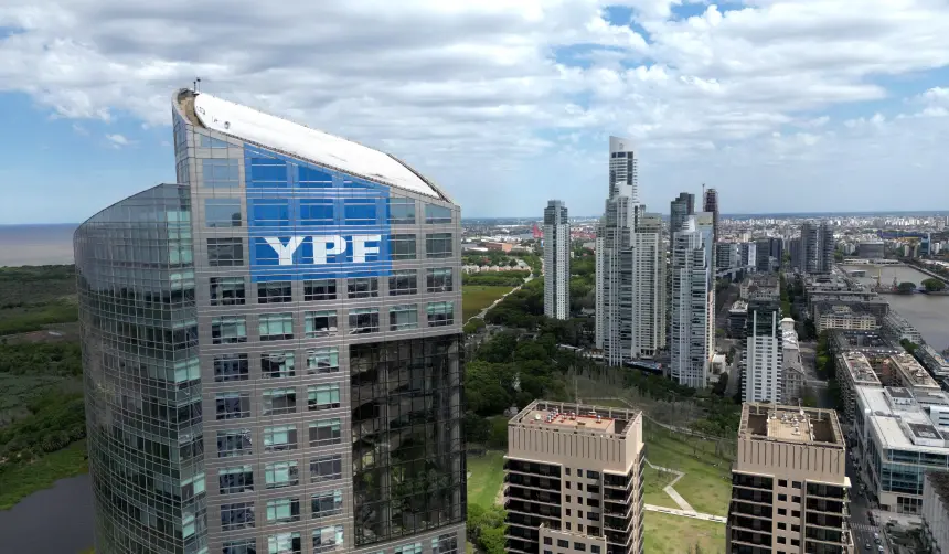 Justicia de EEUU ordena al Estado argentino renunciar a su 51% de la petrolera YPF