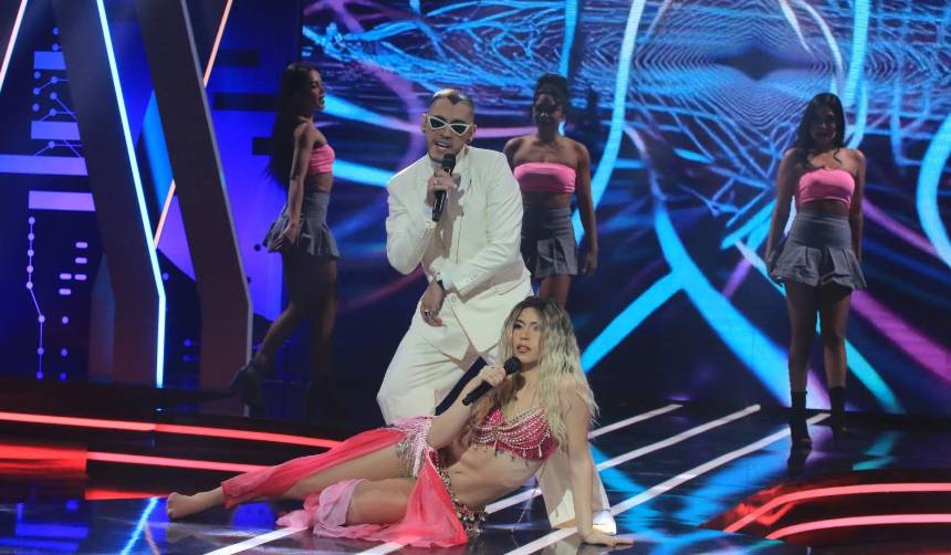 Disfrutaron del escenario: los imitadores de Bad Bunny y Shakira hicieron bailar con un mix de canciones
