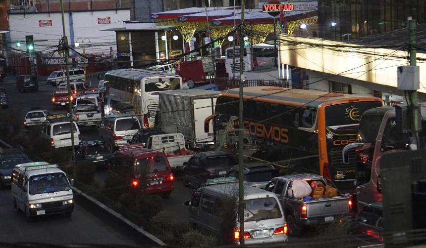 A un mes del Estado de excepción, la situación del diésel no se resuelve y las filas siguen