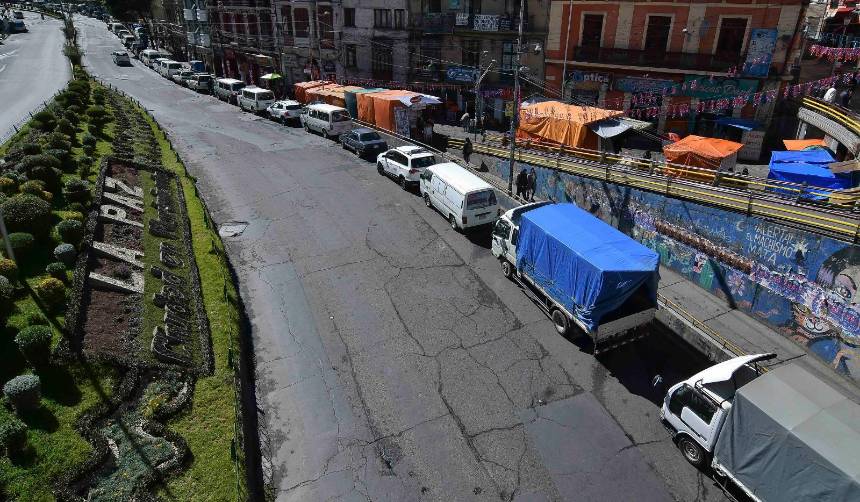 “No existe gasolina para trabajar”: Choferes cumplen el tercer día de paro indefinido a la espera del diálogo con el Gobierno