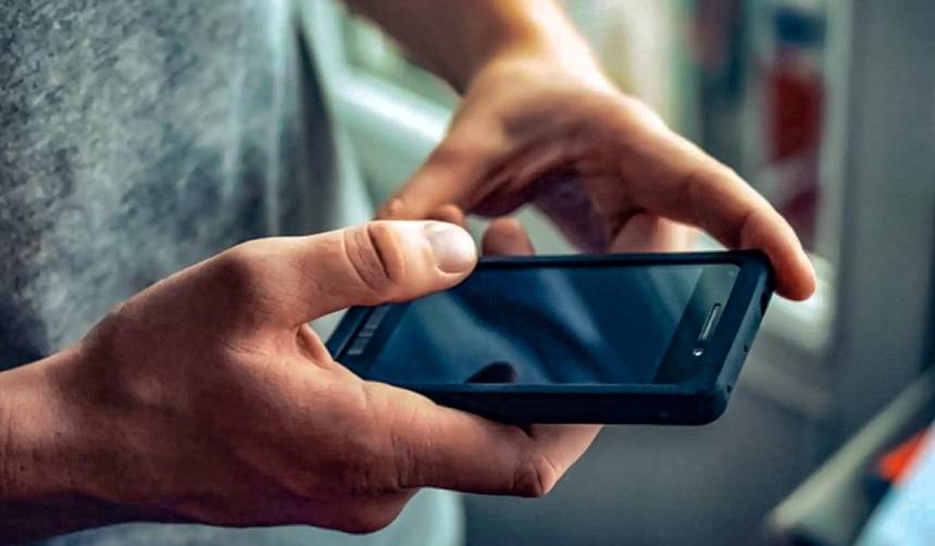 ¡Insólito! Prestó su celular para intercambiar contactos y le vaciaron la cuenta 