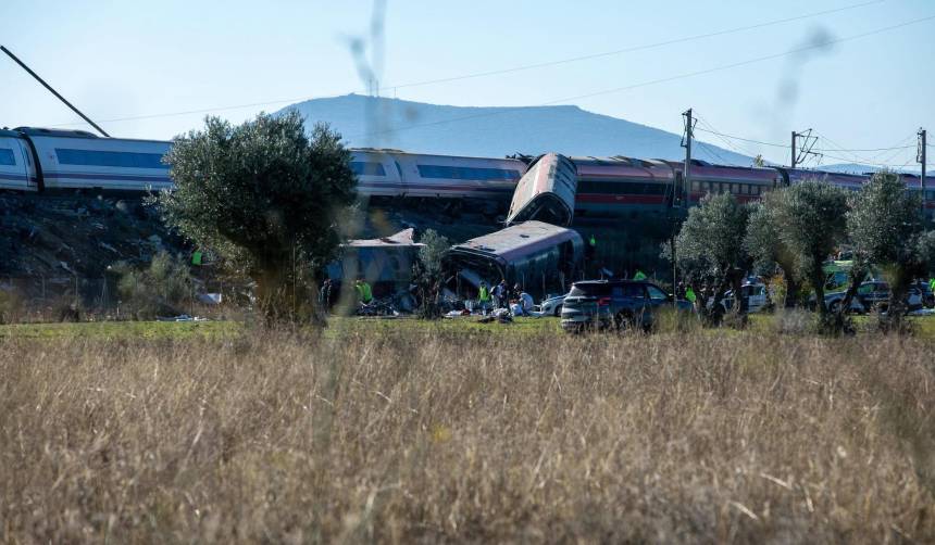 Al menos 30 muertos en accidente entre dos trenes en España