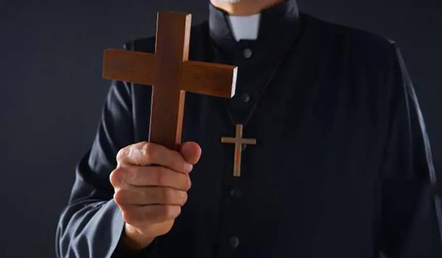 Investigan a sacerdote que fue encontrado con la novia de un feligrés en una casa parroquial en Brasil