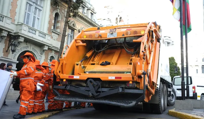 La Paz: Por falta de diésel solo opera la mitad de camiones recolectores; alcalde pide no sacar la basura a las calles