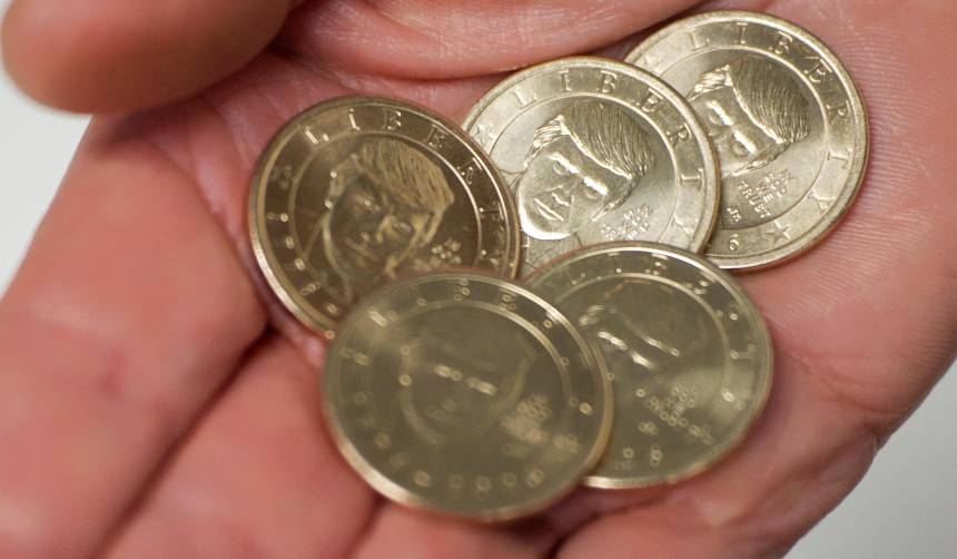 ¡Se agotaron en horas! Así son las monedas de $us 1 con el rostro de Donald Trump