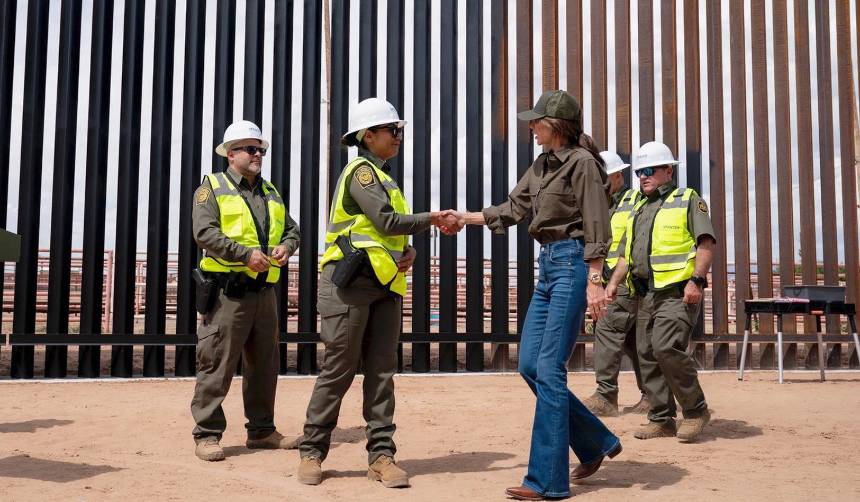 EEUU pinta de negro el muro fronterizo para elevar su temperatura y evitar escaladas