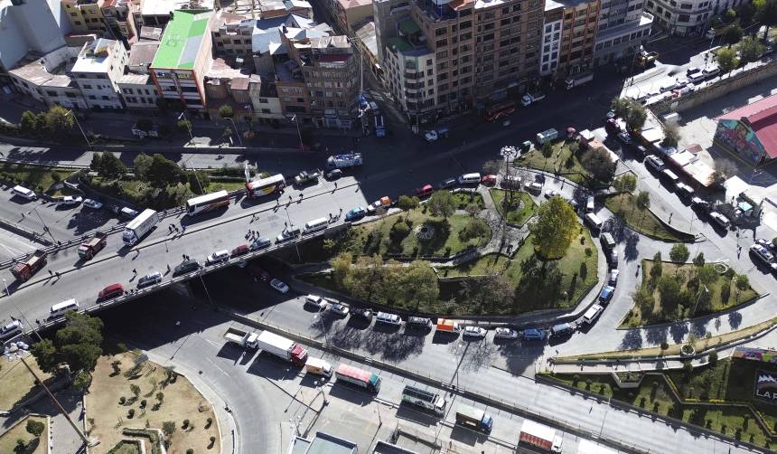 Gobierno y transportistas de La Paz declaran cuarto intermedio en el diálogo por la distribución de combustibles