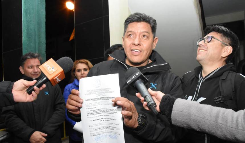 ”No pudieron encarcelar el humor”, dice el humorista Raúl Cuenca, tras permanecer más de 12 horas en celdas de la Policía 