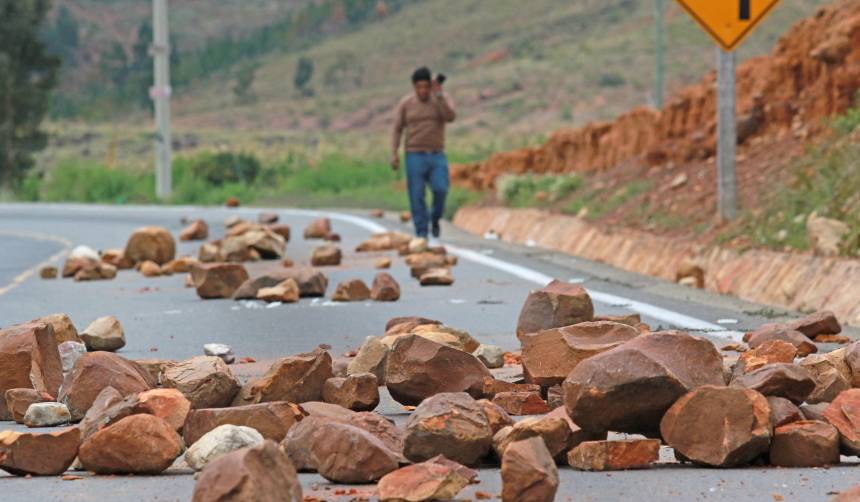 Policía: puntos de bloqueo en Cochabamba muestran enormes rocas y troncos, pero “escasa presencia de personas”